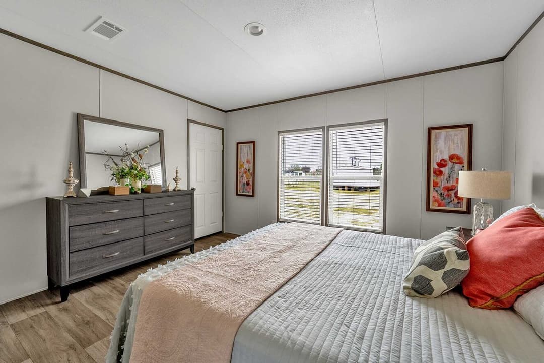 Pinnacle 28483p bedroom home features