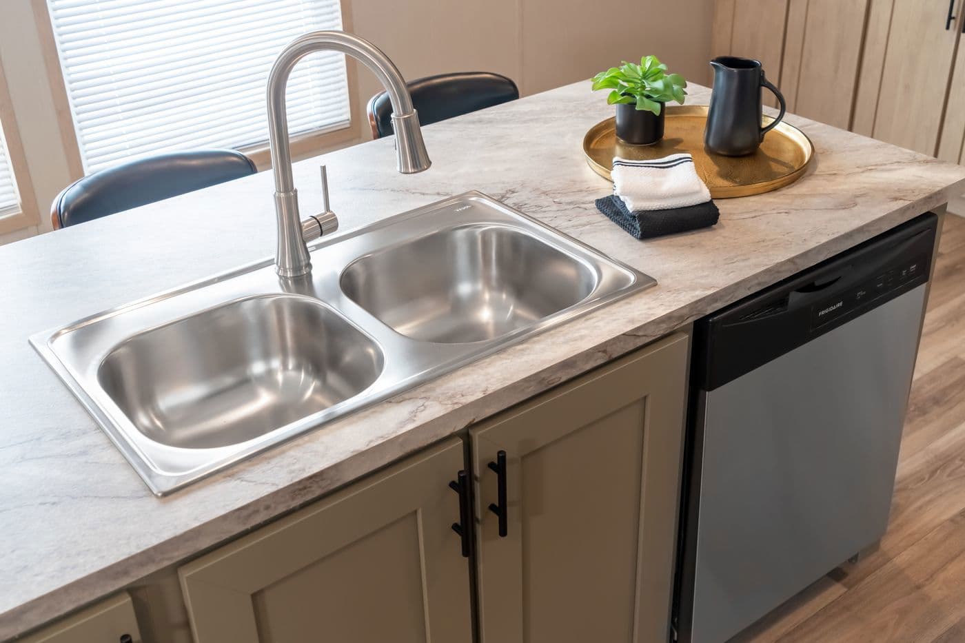 Rainier kitchen home features