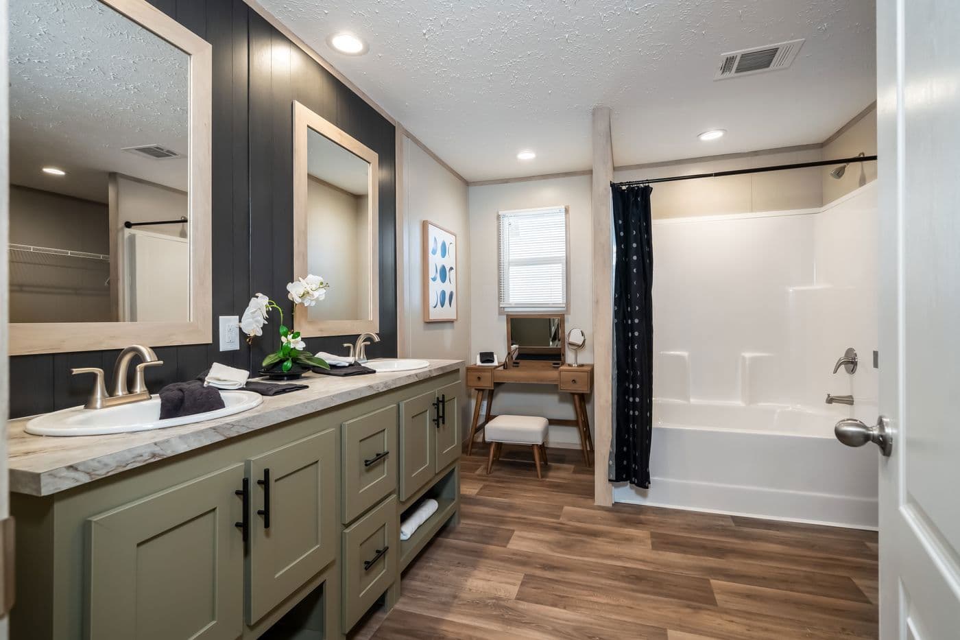 Rainier bathroom home features