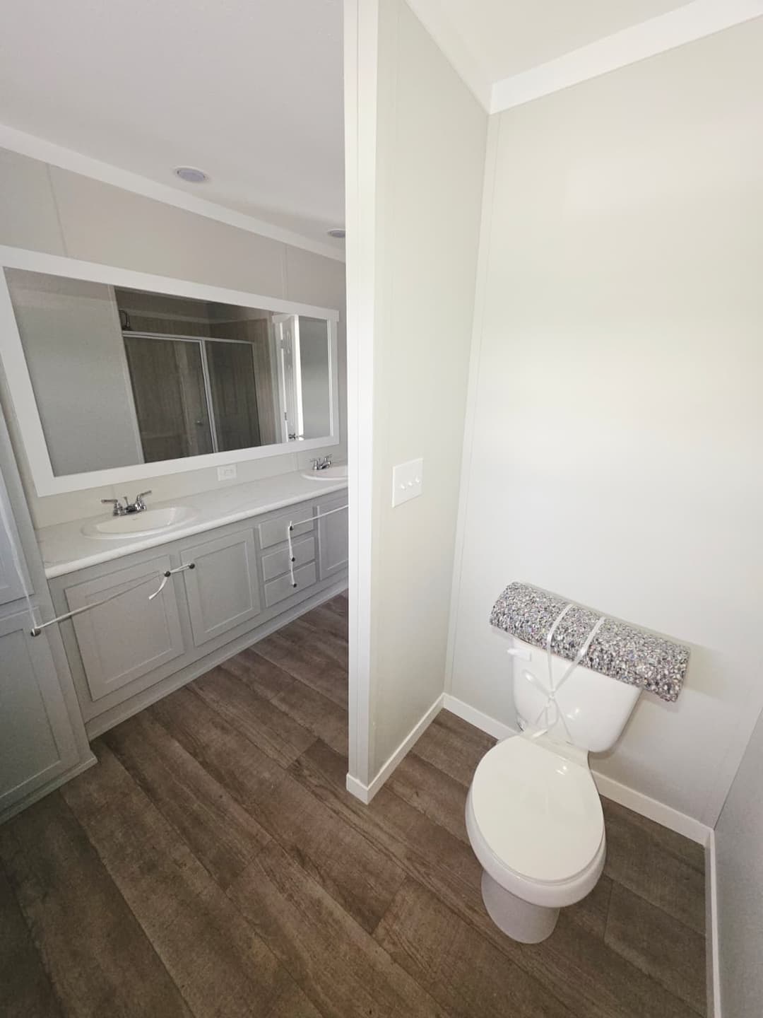 Scorpio 9469 bathroom home features