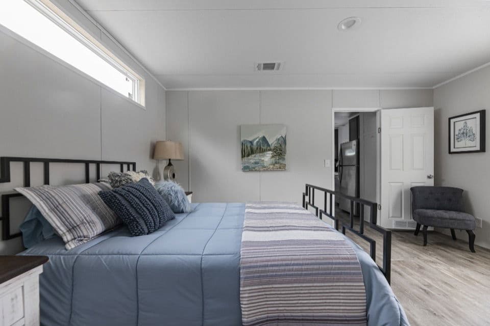 Pinnacle 16763p bedroom home features