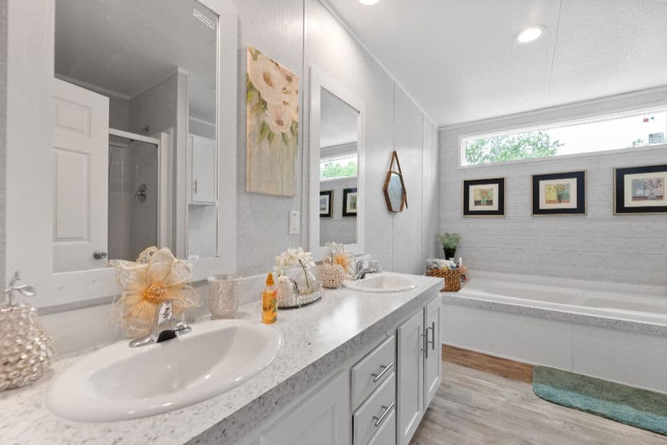 Pinnacle 28603p bathroom home features