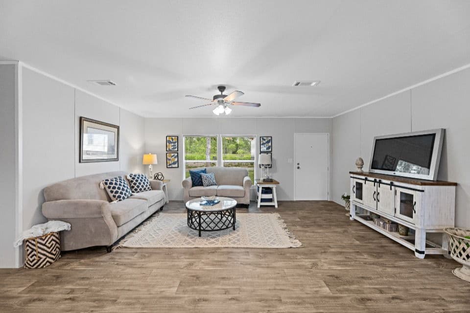 Pinnacle 32523p interior home features