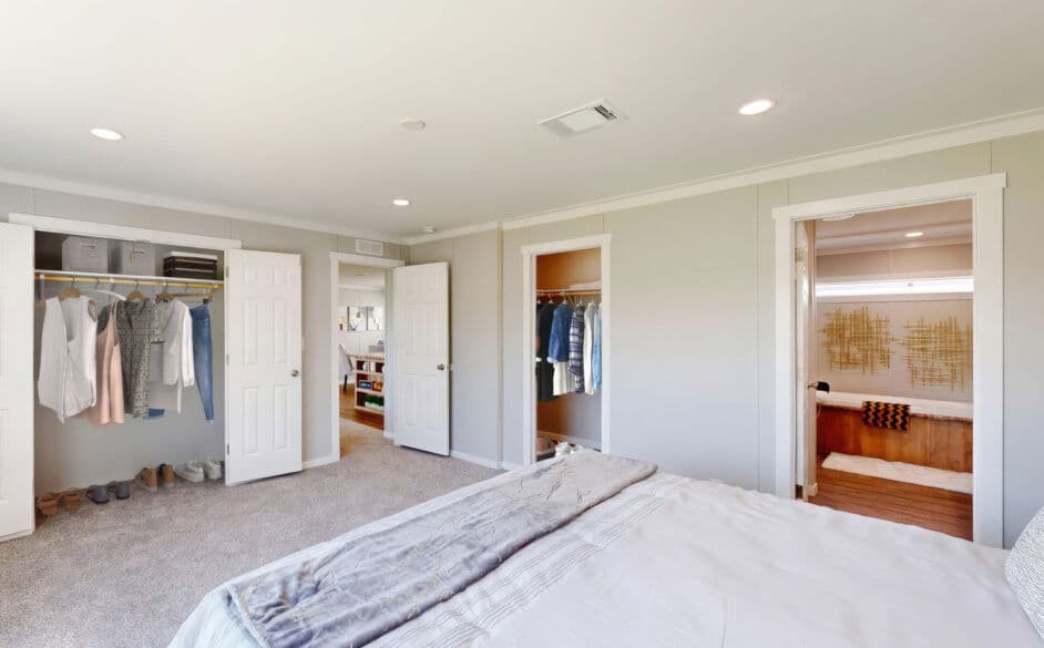 Cimarron 2368 bedroom home features