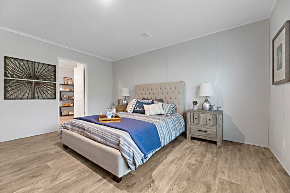 Pinnacle 32523p bedroom home features