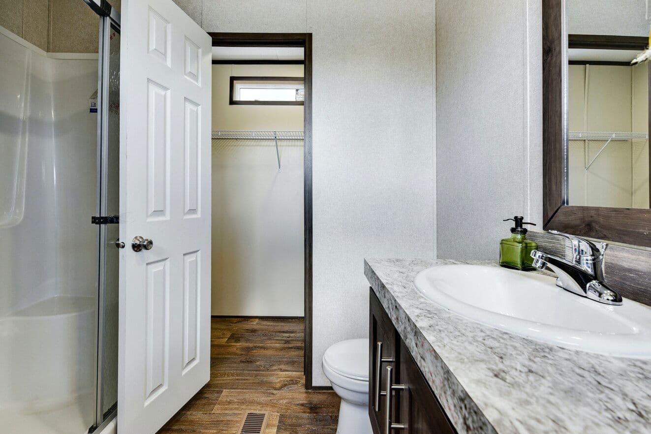 Pinnacle 16763u bathroom home features