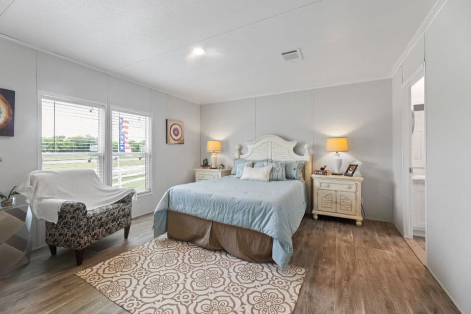 Pinnacle 28603p bedroom home features