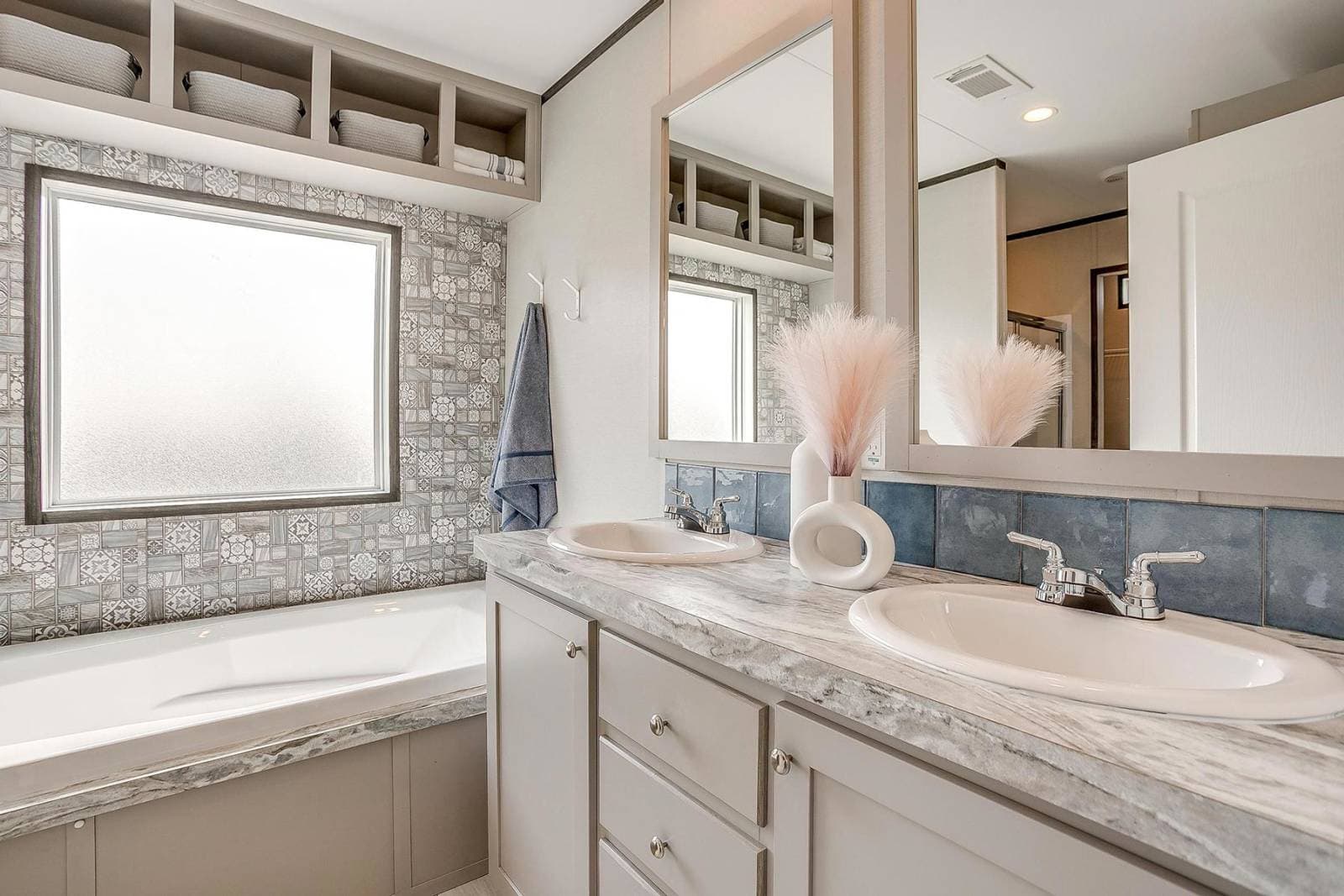 Cs1676h bathroom home features