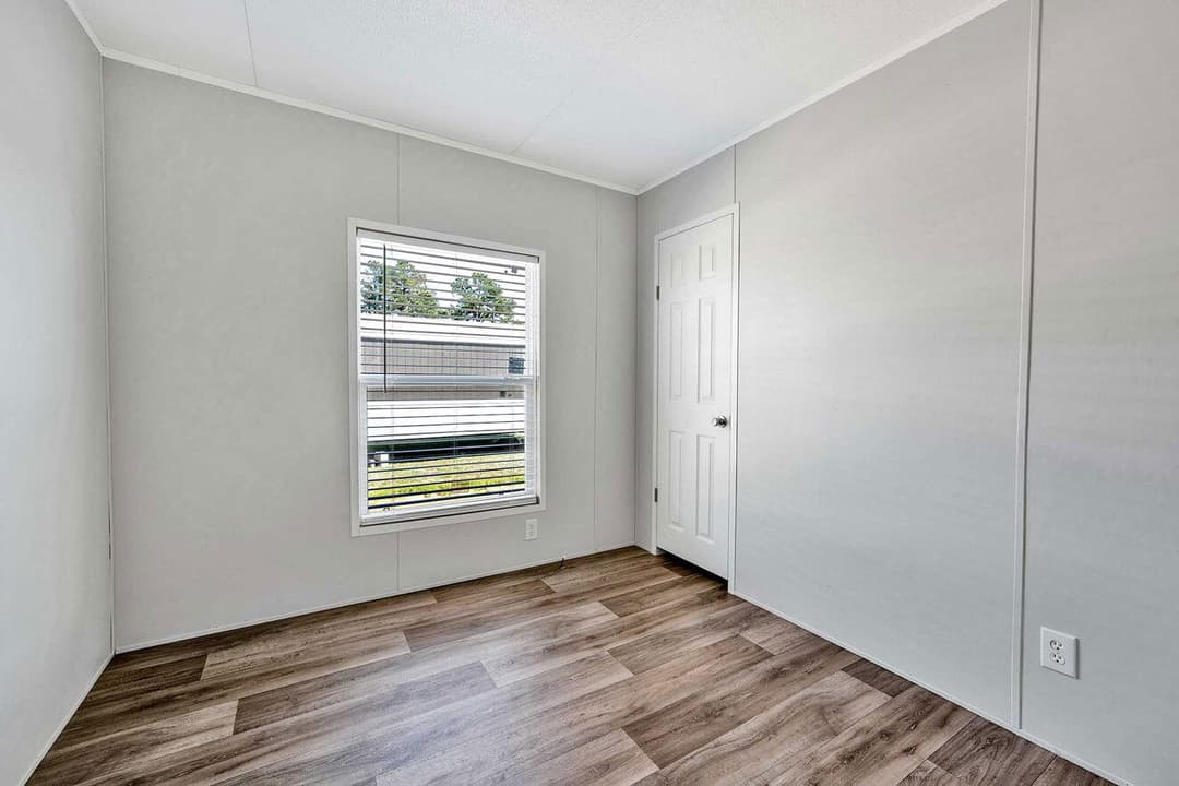 Pinnacle 16763a bedroom home features