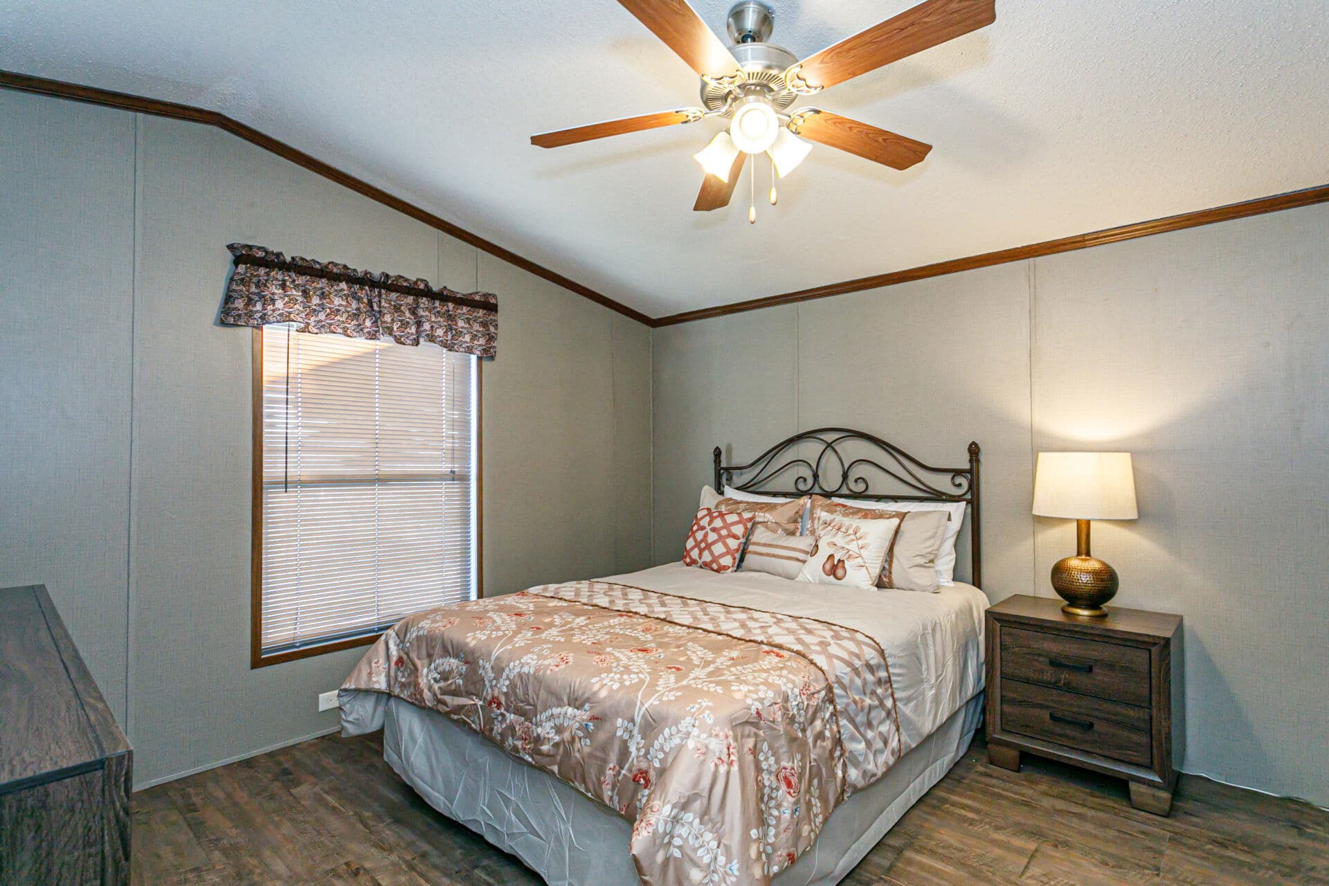 Classic c-1872-32a bedroom home features