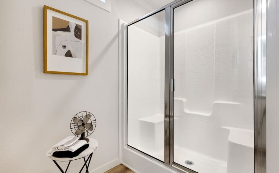 Hope r76e bathroom home features