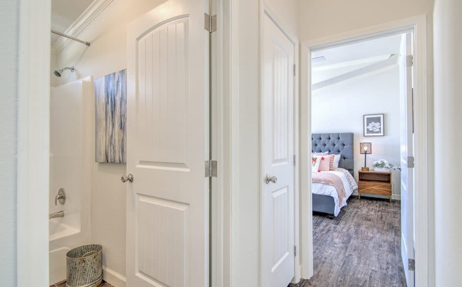 Falcon l40ep8 bathroom and bedroom home features