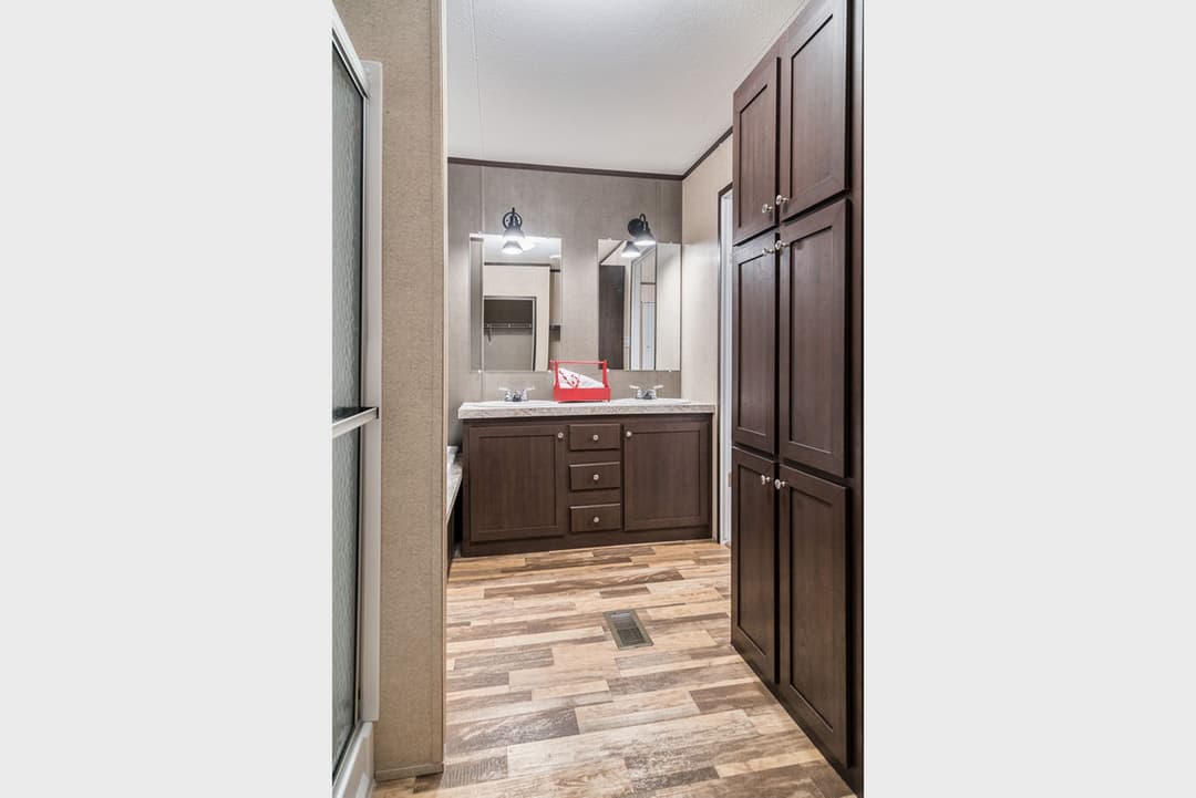 Nm1676g bathroom home features