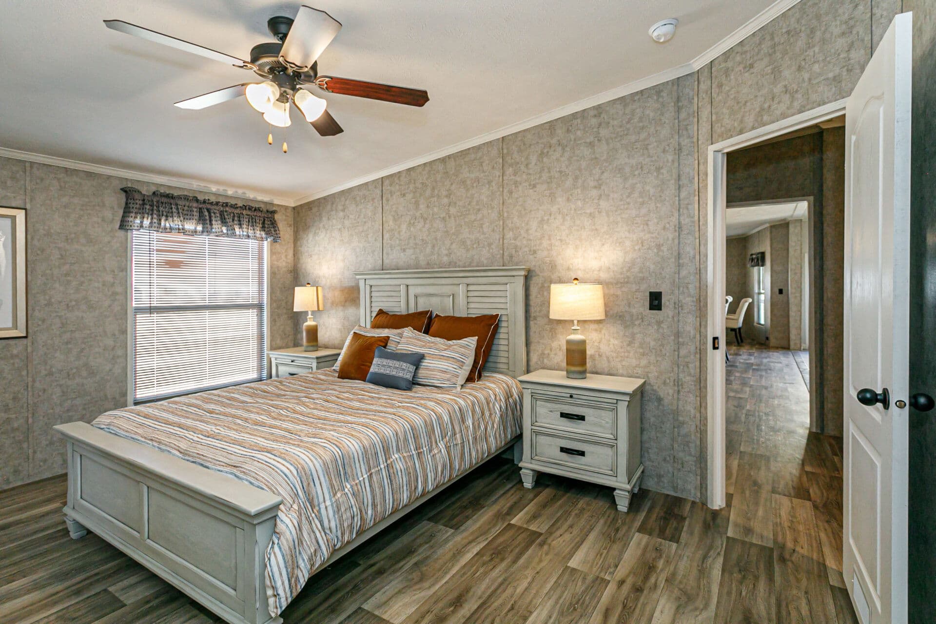 Classic c-3264-32bp bedroom home features