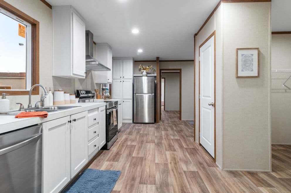 Grand kitchen home features