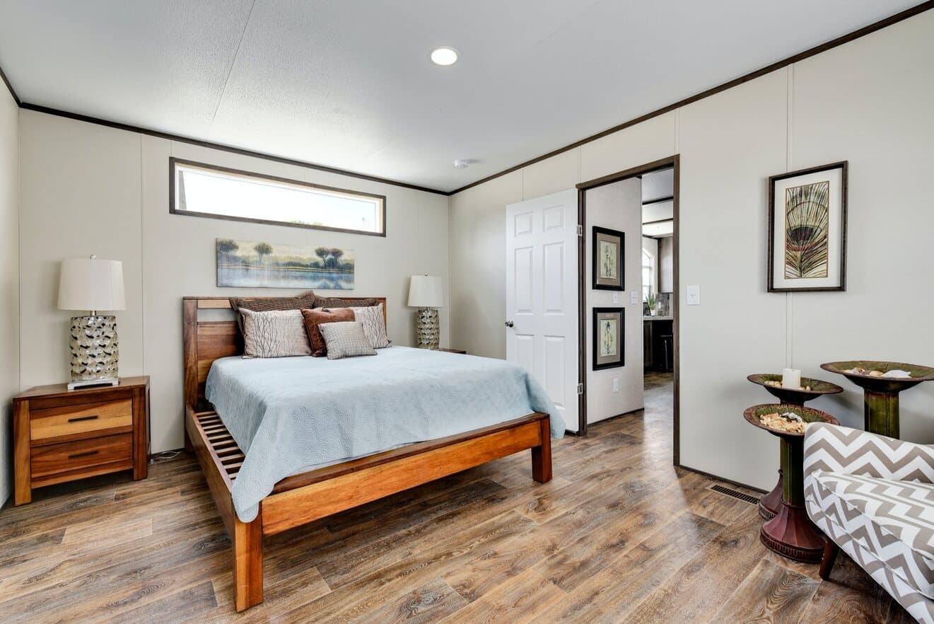 Pinnacle 16763u bedroom home features